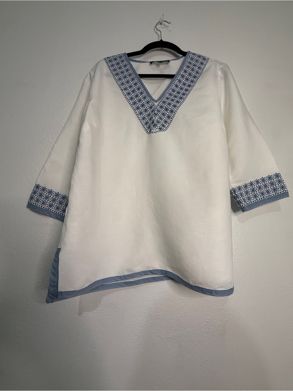 Jones New York White Tunic Top with Blue Embroidered Trim. Sz L
